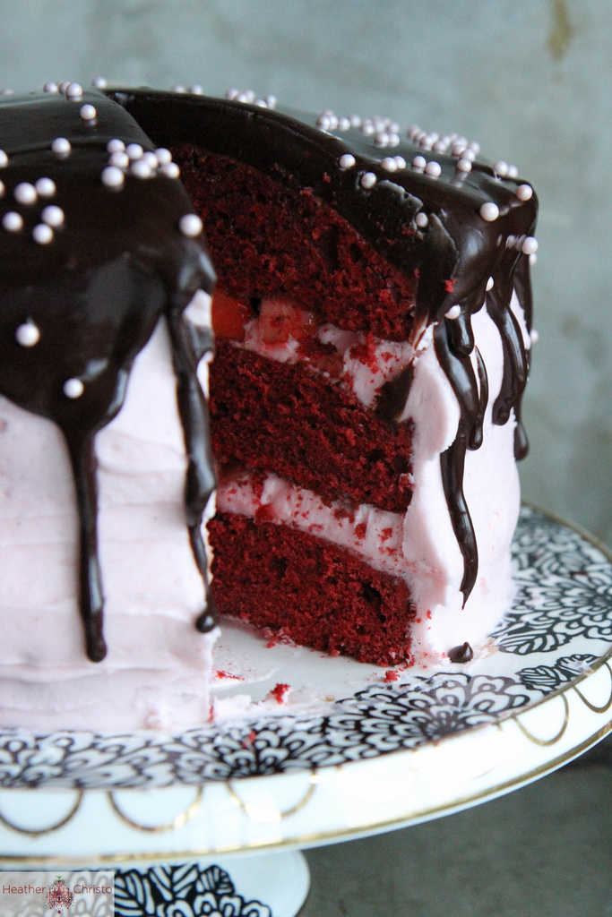 følgeslutning affald I virkeligheden Red Velvet Strawberry Chocolate Cake - Heather Christo