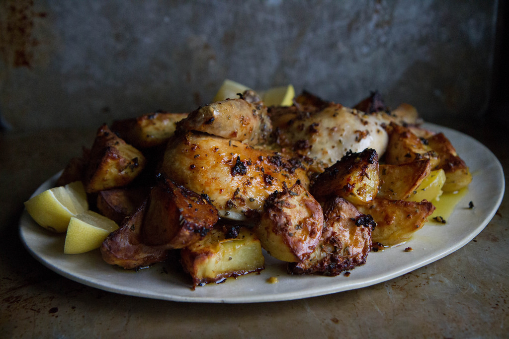 Рецепт куриного мяса с картошкой. Жареная курица с картошкой. Картофель с курицей. Жареный картофель с курицей. Жареная картошка с мясом.